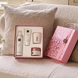 Подарунковий набір Rituals The Ritual Of Sakura Medium Gift Set: скраб для тіла 125 г + крем для тіла 100 мл + гель-піна для душу 200 мл + ароматична свічка 140 г - мініатюра 3