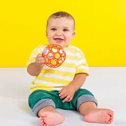 Іграшка-брязкальце Bright Starts Oball Rattle червона (11487) - мініатюра 2
