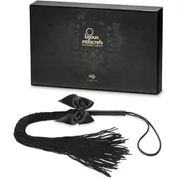 Кнут Bijoux Indiscrets - Lilly - FRinge whip украшен шнуром и бантиком, в подарочной упаковке