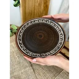 Тарілка 26 см керамічна (глиняна) різьблена Ангоб