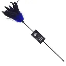 Щекоталка синяя Art of Sex - Feather Paddle, перо молодого петуха