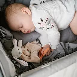 Іграшка-обіймашка BabyOno Веселий кролик з брязкальцем для малюків 25х25 см (2136278047) - мініатюра 5