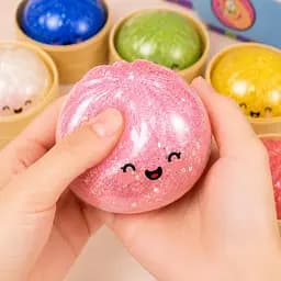 Антистрес сквіш Бао з глітером Mystery Dumpling 8.5 см у контейнері 10 см колір сюрприз 1 шт - мініатюра 4