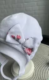 Утеплена весняна шапочка для новонародженої дівчинки Rose 6-9 міс. (42-44 см) Lari Білий - мініатюра 2