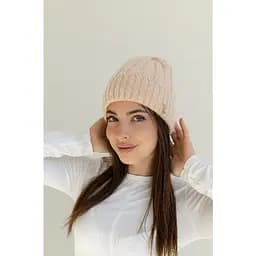 Теплая женская шапка Ангораектор двухслойная с брошью Молочный