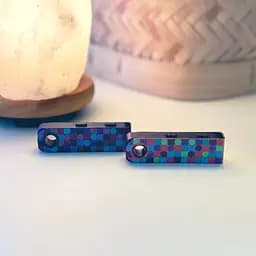 Апаратний гаманець для криптовалют Ledger Nano S Plus World of Women Limited Edition №1 (LNSPWOW1) - мініатюра 4