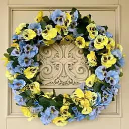 Вінок декоративний весняний Hvoya Братики (Віола) жовто-блакитний 45 см