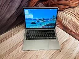 Ноутбук Apple MacBook Air 13" 2020 A2337 M1/8/256 (FVFFTD7VQ6L4) Б/в