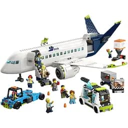 Конструктор LEGO City Пасажирський літакт, 913 деталей (60367) - мініатюра 3
