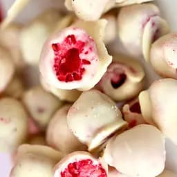 Малина сублимированная в белом шоколаде, 50г.