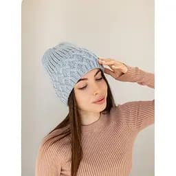 Женская зимняя шапка Виктория из шерсти 20% с узором и флисовой подкладкой Голубой