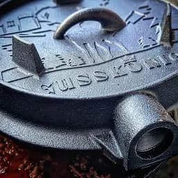 Набір голландська піч Gusskoenig Чавунний казан 4.5 л, з кришкою-пательнею, книга рецептів, підйомник кришки, очищувач та підставка (589819) - мініатюра 8