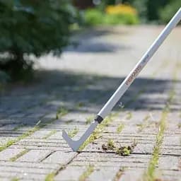Тяпка Fiskars White для прибирання трави між плиткою і бруківкою полегшена White (1019604) - мініатюра 2