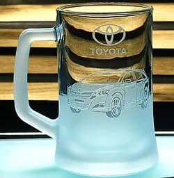 Пивний келих 660 мл з гравіюванням Toyota Venza подарунок для автолюбителя  кухоль для пива з логотипом авто
