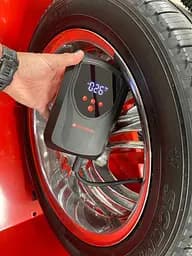 Пусковий зарядний пристрій для автомобіля 15800mAh (Бустер) з компресором 2-в-1 Jump Starter 12 V 2000 A - мініатюра 4