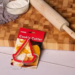 Пластикова форма для випікання печива та пряників трикутна вирубка каттер для печива 10.5х9х2.5 см, Kitchen Master Червоний 85447