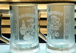 Набір пивних келихів 660 мл Кум та Кума з гравіюванням  Скляні кружки в українському стилі подарунок кумів