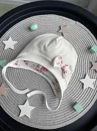Утеплена весняна шапочка для новонародженої дівчинки Rose 0-3 міс. (35-38 см) Lari Молочний