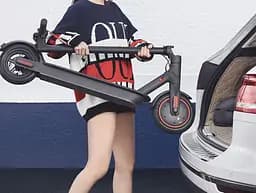 Електросамокат Xiaomi Mi Electronic Scooter Pro чорний - мініатюра 2