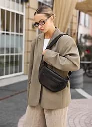 Большая женская кожаная сумка бананка Sambag Tirso Max черная 38×17×6 см (81341101)