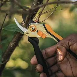 Секатор Fiskars Solid P331 площинний суцільнометалевий (1057163) - мініатюра 2