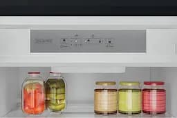 Вбудований холодильник Ariston Hotpoint з морозильною камерою (HAC20T321) - мініатюра 9