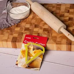 Пластикова форма для випікання печива та пряників трикутне вирубування каттер для печива 10.5х9х2.5 см, Kitchen Master Жовтий 85448