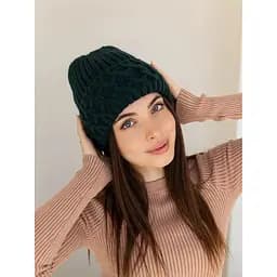 Женская зимняя шапка Виктория из шерсти 20% с узором и флисовой подкладкой темно Зеленой