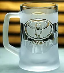 Пивний кухоль Toyota Тойота 660 мл з гравіюванням Подарунок автолюбителю  Келих з логотипом авто та легендарний слоган
