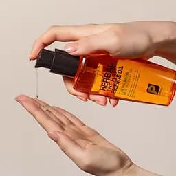 Олія для відновлення волосся на Daeng Gi Meo Ri Herbal Therapy Essence Oil 140 мл - мініатюра 3