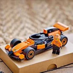 Конструктор LEGO City Пілот F1 з автомобілем для перегонів команди McLaren 86 деталей (60442) - мініатюра 3