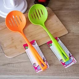 Шумівка кухарська пластикова перфорована з прорізами 34 см, Kitchen Master Помаранчевий 85685 - мініатюра 7