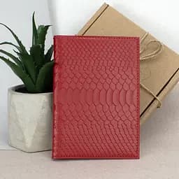 Обложка на паспорт кожаная 07115 красный питон