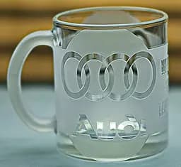Скляна чашка Audi 320 мл з гравіюванням Подарунок автолюбителю кружка для чаю та кави з логотипом авто Ауді та  легендарний слоган