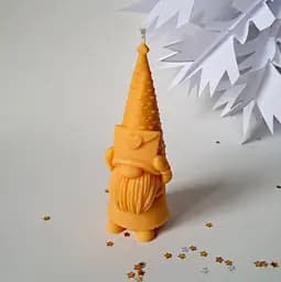 Свеча Svich Shop новогодний гном темно-желтый цвет в подарочной коробке