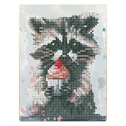 Алмазна мозаїка Єнот з капкейком DM3008 з мольбертом 17х22,5 см