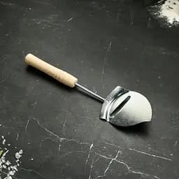 Ніж-лопатка для сиру з дерев'яною ручкою 26 см, Kitchen Master 85847 - мініатюра 2