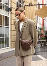 Женская кроссоди сумка бананка Sambag Sofi шоколад 20×18×5 см (88193020)