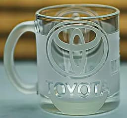 Скляна чашка Toyota Тойота 320 мл з гравіюванням Подарунок автолюбителю кружка для чаю та кави з лого  авто та  легендарний слоган