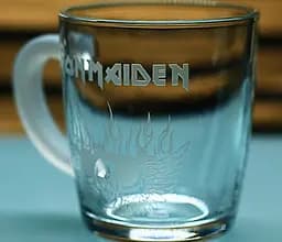 Скляна чашка 350 мл   Iron Maiden з гравіюванням подарунок для фаната хеві металу Айрон Мейден - мініатюра 3