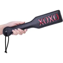 Ляскавка для BDSM з тисненням Xохо чорна з петлею на зап'ясті