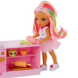 Ігровий набір із лялькою серії Littles Кондитерська Кенді Rainbow High 522058 - мініатюра 5