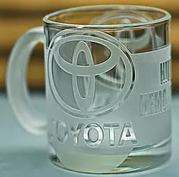 Скляна чашка Toyota Тойота 320 мл з гравіюванням Подарунок автолюбителю кружка для чаю та кави з лого  авто та  легендарний слоган - мініатюра 3