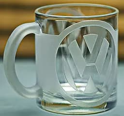 Скляна чашка Volkswagen Фольксваген 320мл з гравіюванням Подарунок автолюбителю кружка для чаю кави з лого авто легендарний слоган - мініатюра 2