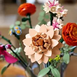 Конструктор LEGO Botanicals Милий рожевий букет квітів 749 деталей (10342) - мініатюра 8