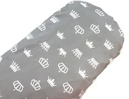 Непромокаемая простынь Moontime в коляску "Короны на сером"