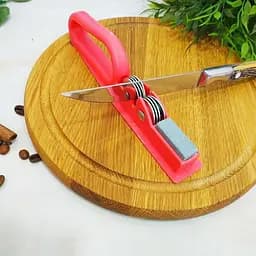 Точилка для кухонних ножів ручна механічна пластикова з точильним каменем, A-plus Червоний 84260 - мініатюра 2