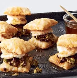 S'mores!: Gooey, Melty, Crunchy Riffs on the Campfire Classic - мініатюра 4