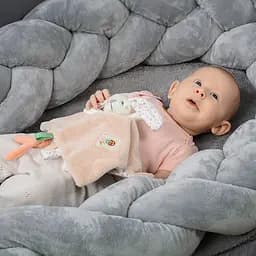 Іграшка-обіймашка BabyOno Веселий кролик з брязкальцем для малюків 25х25 см (2136278047) - мініатюра 4