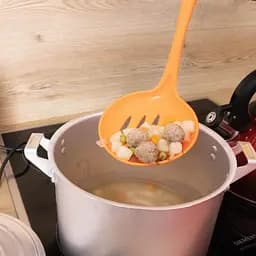 Шумівка кухарська пластикова перфорована з прорізами 34 см, Kitchen Master Помаранчевий 85685 - мініатюра 3
